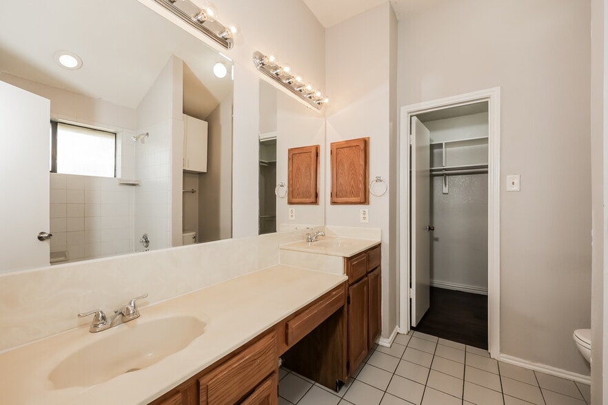 Building Photo - 3309 Creekwood Ln