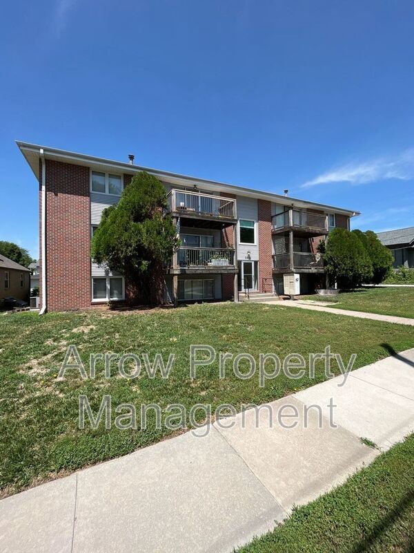 Building Photo - 3831 S 46th St