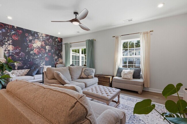 Building Photo - BEAUTIFUL TOWNHOME IN A GREAT AMENTIES!