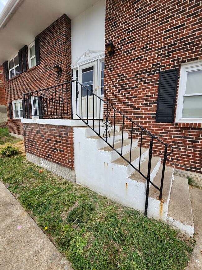 Building Photo - 2 Bedroom Apartment Downtown Brunswick