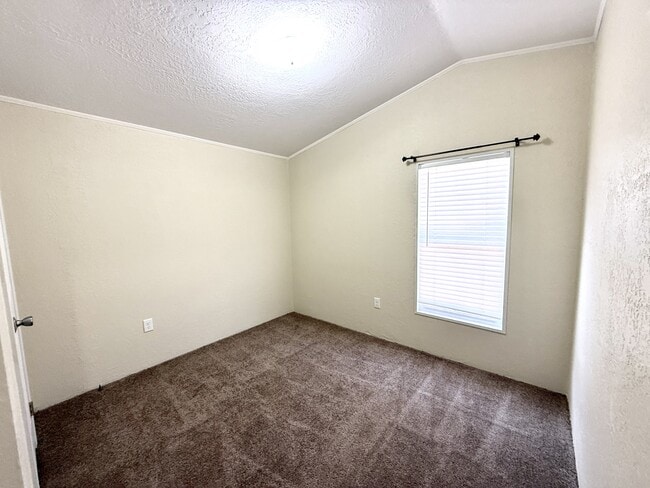 Building Photo - 291 Golden Dr