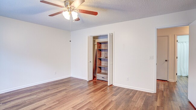 Building Photo - 2 Bdrm / 1.5 Bath Townhouse in Johnson Cit...