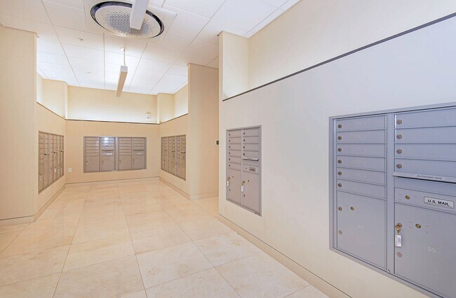 Building Photo - Kapiolani Residence - Great Location, Grea...