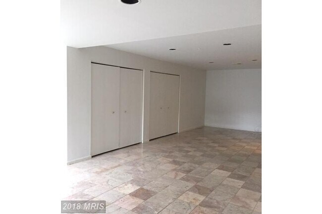 Building Photo - SPACIOUS END  UNIT TH