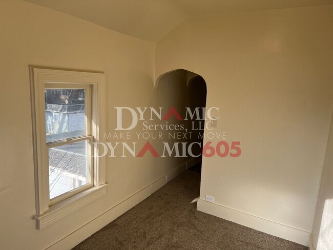 Building Photo - 612 W 11th St