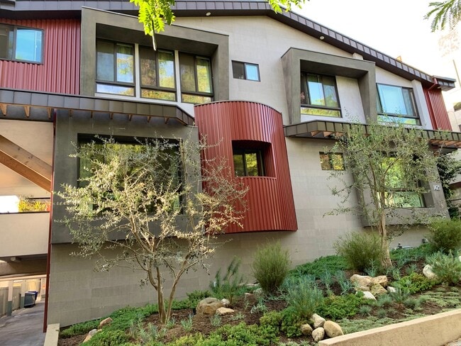 Building Photo - 1425 N Harper Ave