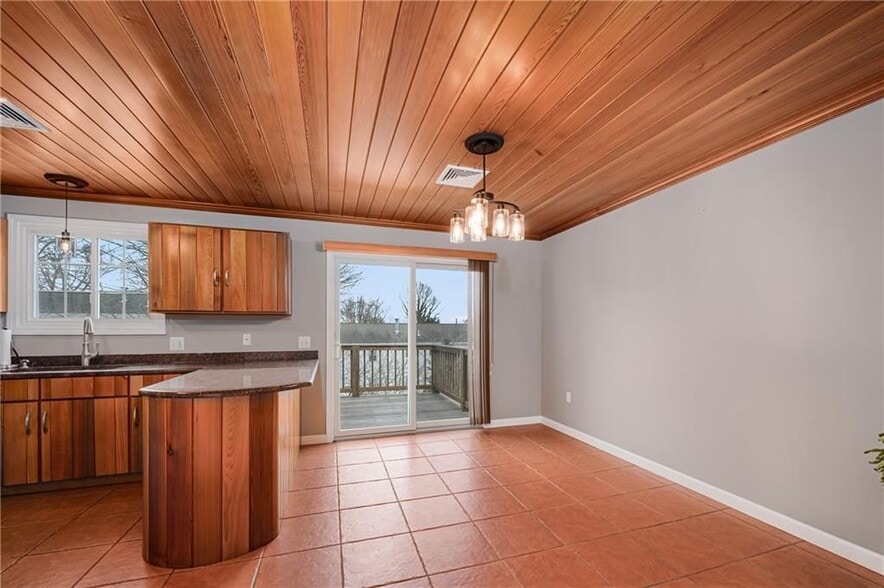 Building Photo - 190 Gladstone St