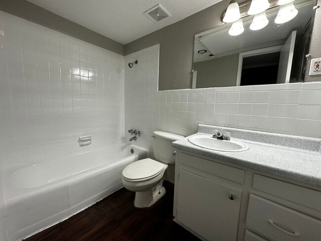 Bathroom 1-1 - Marisposa Park Apartments