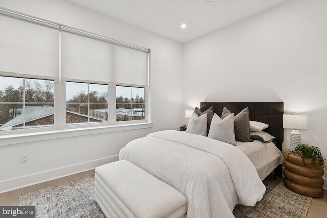 Building Photo - 30 W Allens Ln