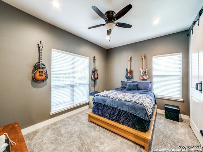 Building Photo - 5 Bedroom/3.5 Bathroom Home in the Ensenad...