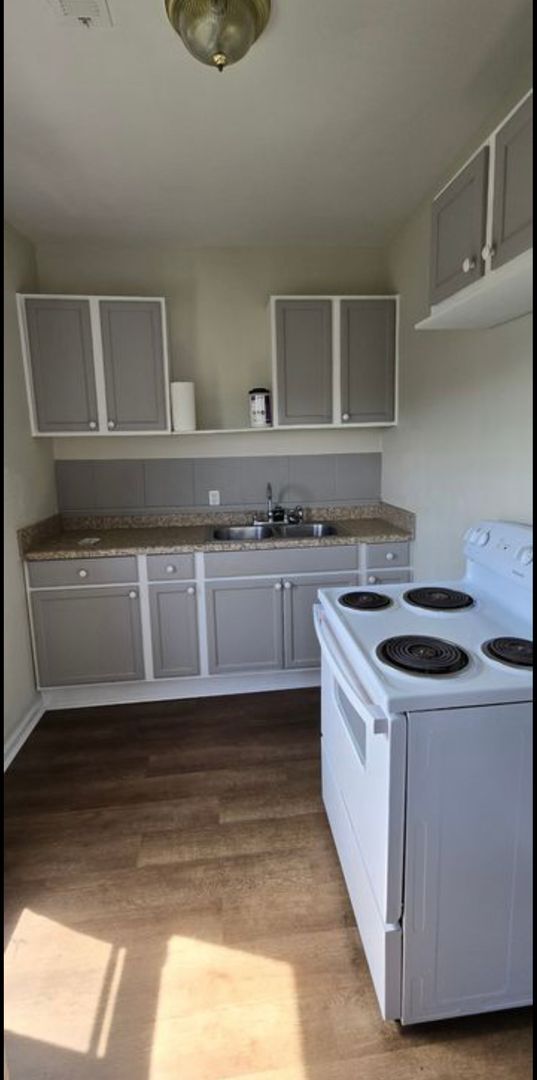 Building Photo - 3 Bedroom || 1 Bathroom Upstairs Duplex Unit