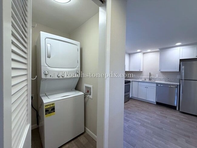 Building Photo - 5116 SE Mitchell St