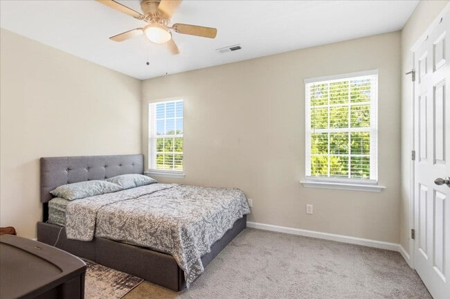 Building Photo - 2 Bed 2.5 Bath Townhome