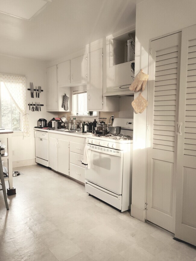 Building Photo - 1905 6th St