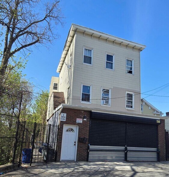 Primary Photo - 2 Carlisle Pl