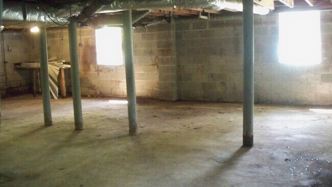 Building Photo - 2716 Wood Dr NE