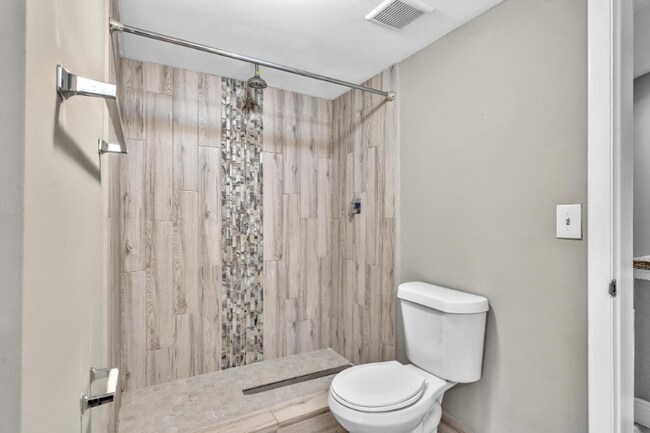 Building Photo - 2850 N Oakland Forest Dr