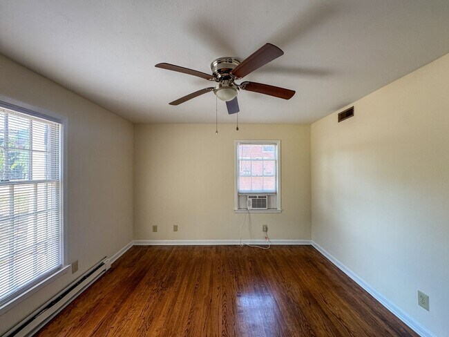 Building Photo - Conveniently Located 2 Bed 1.5 First Floor Unit