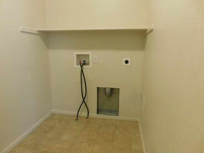 Building Photo - Spacious Home in Dove Creek Sub-Division