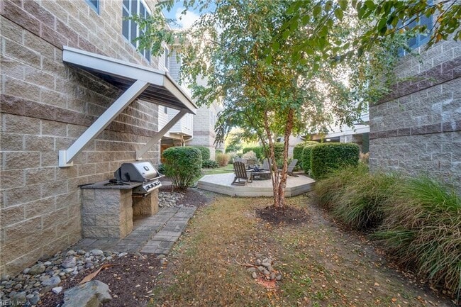 Building Photo - 7922 Shore Dr