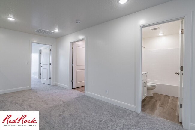 Building Photo - Stunning Spacious 3 Bedroom Unit