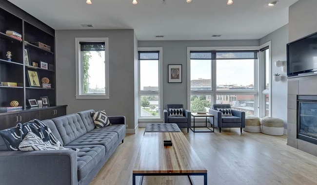 Building Photo - Luxury Downtown Condo!!