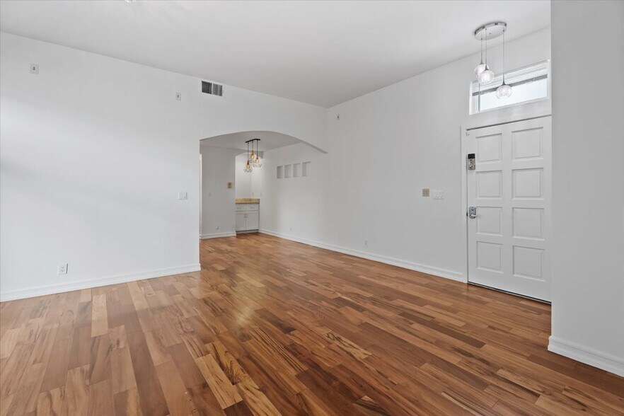 Building Photo - 2550 S Centinela Ave