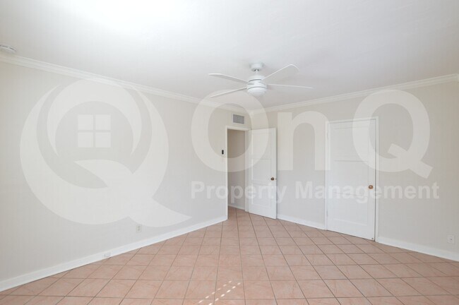Building Photo - 1402 W Glenrosa Ave