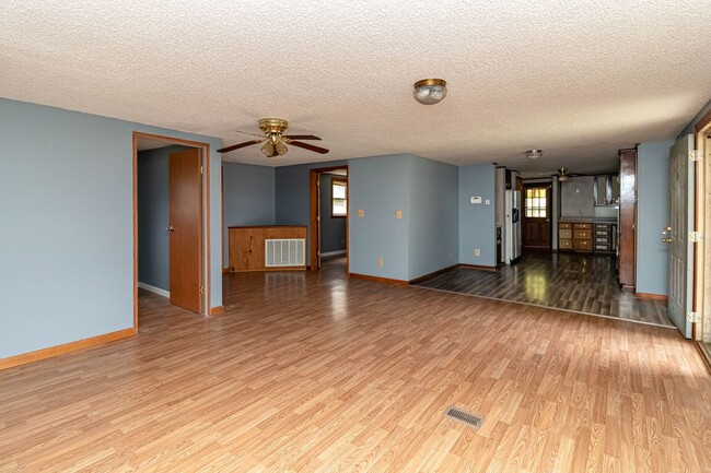 Building Photo - 3 Bedroom 2 Bath Doublewide in Dudley!