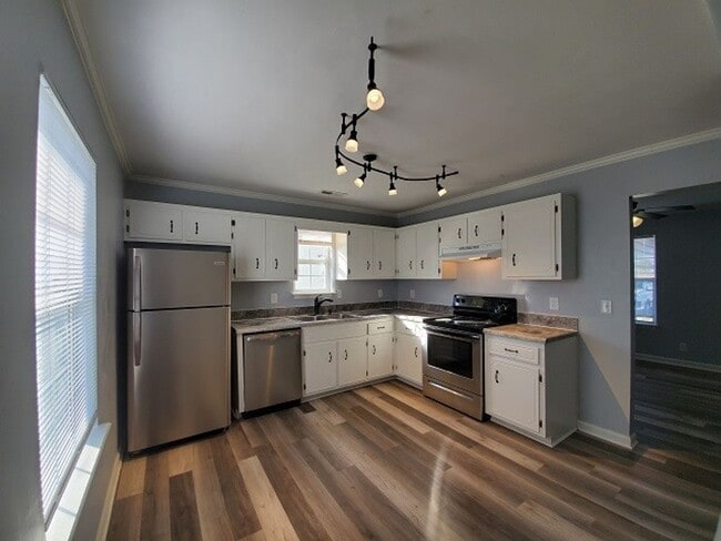 Building Photo - Looking for Cozy Without the Crowd?