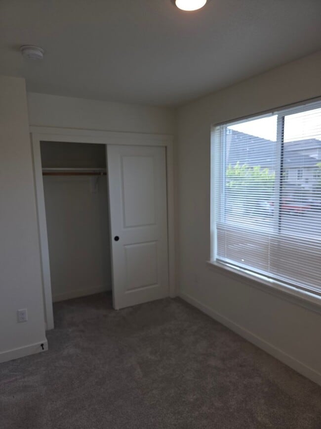 Building Photo - Sleek & Chic! 2 level 2 Bed/1.5 ba 814 Sf