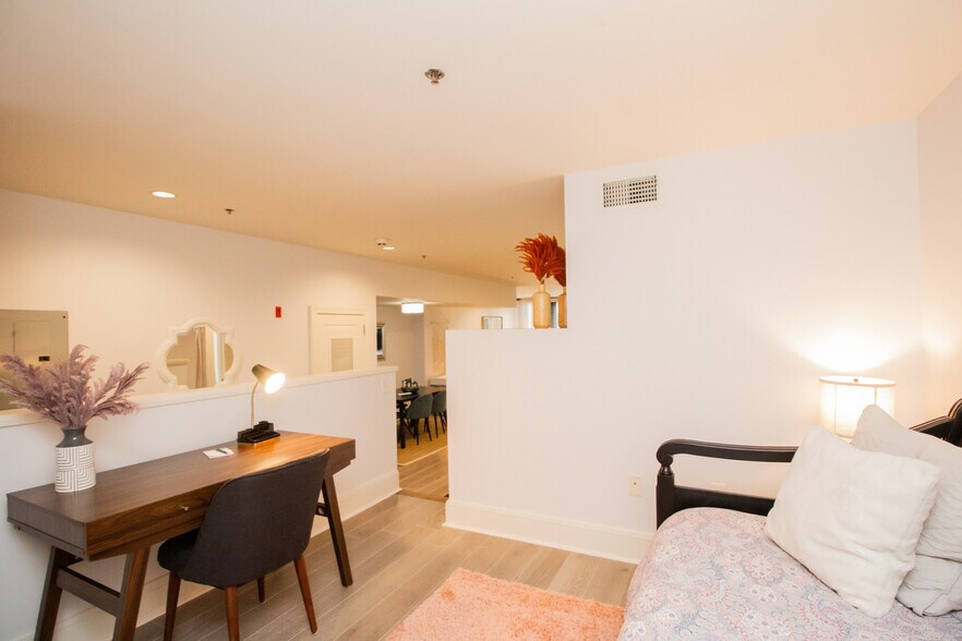 Building Photo - 1387 Washington St