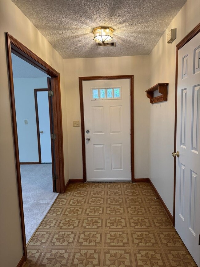 Building Photo - LANDSTOWN MEADOWS_Three Bedroom Ranch