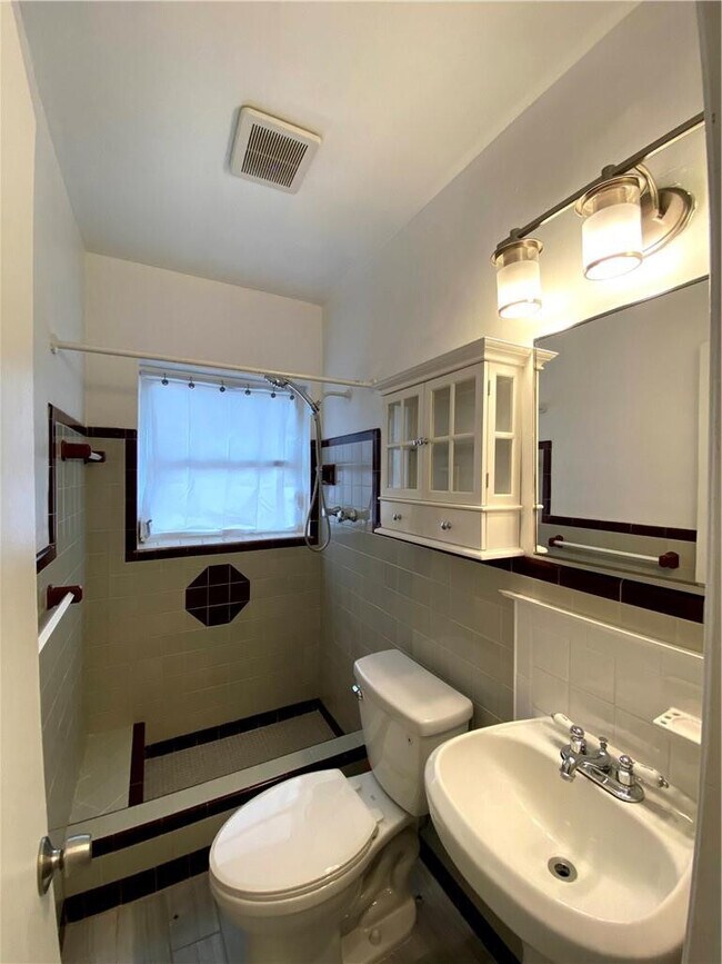 Building Photo - 1101 NE 17th Way