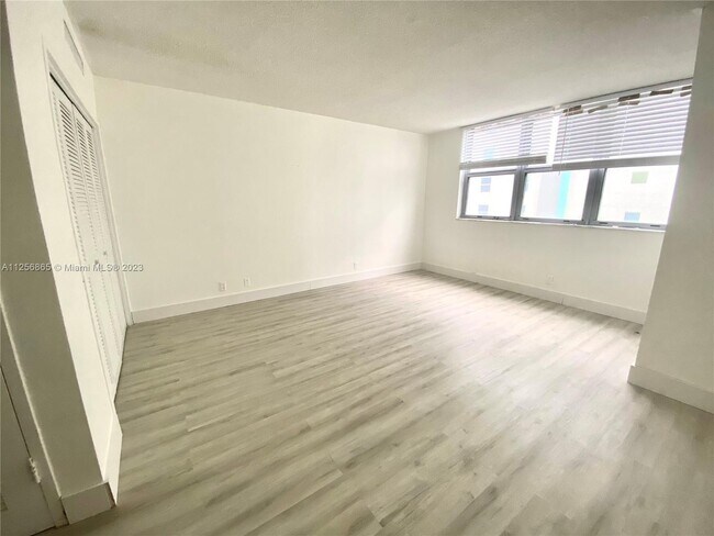 Building Photo - 9225 Collins Ave