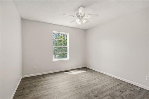 Building Photo - 2521 NW Richard Dr