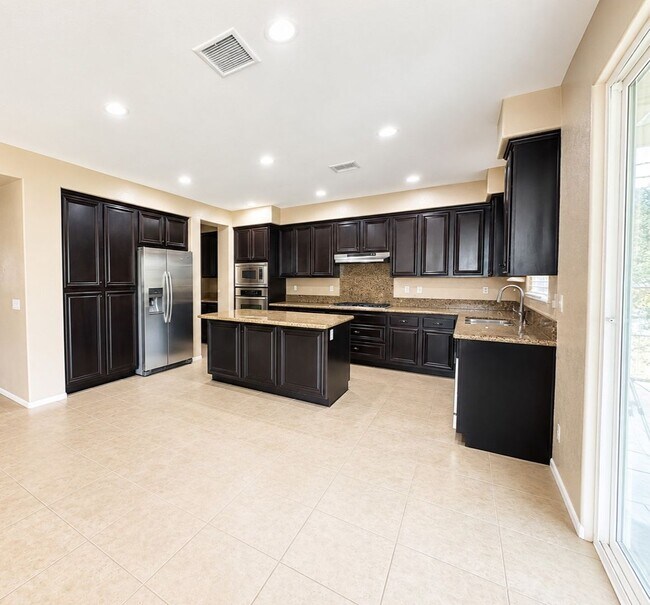 Building Photo - Beautiful Heritage Lake 3 Bedroom+ House for rent