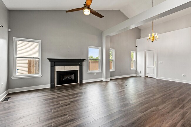 Building Photo - 800 Palomino Ln