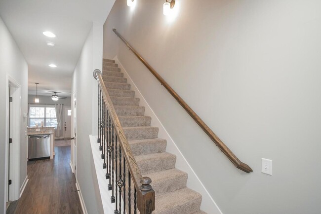 Building Photo - Beautiful Townhome in Lebanon!