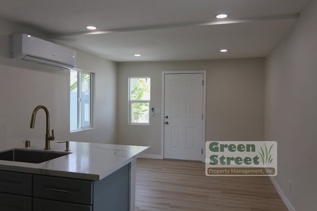 Building Photo - 3851 Menlo Ave