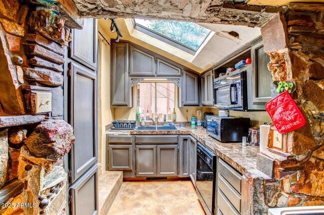 Building Photo - 100 E Glade Ln