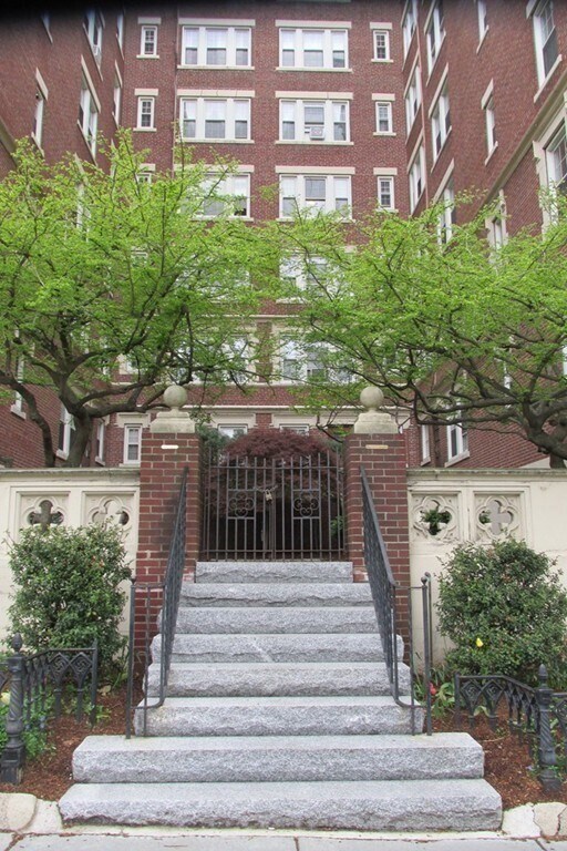 Building Photo - 1450 Beacon St