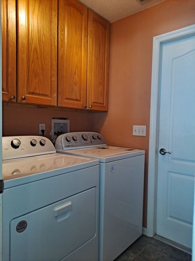 Building Photo - 3208 Royal Palm Dr