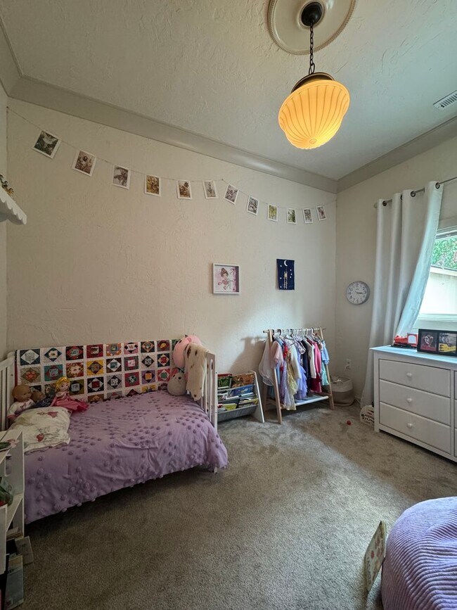 Building Photo - Updated 3 Bed/ 2 Bath Rental