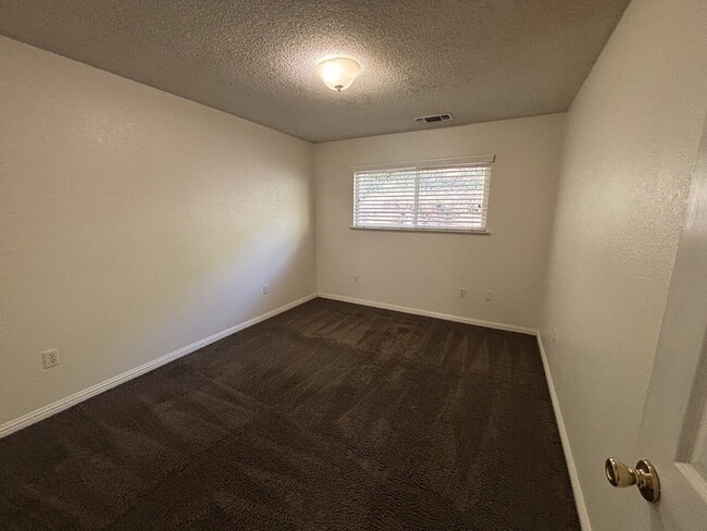 Building Photo - Darling 2-bed home with private lot nestle...