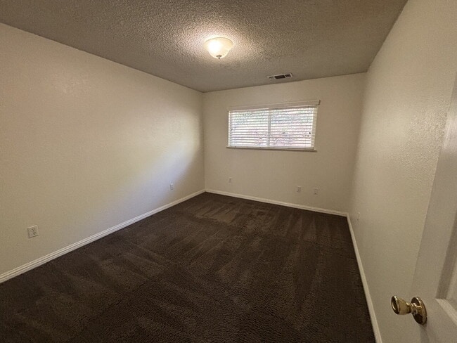 Building Photo - Darling 2-bed home with private lot nestled at end of cul-de-sac!