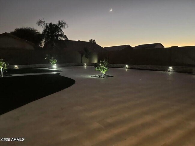 Building Photo - 9115 W Glenrosa Ave