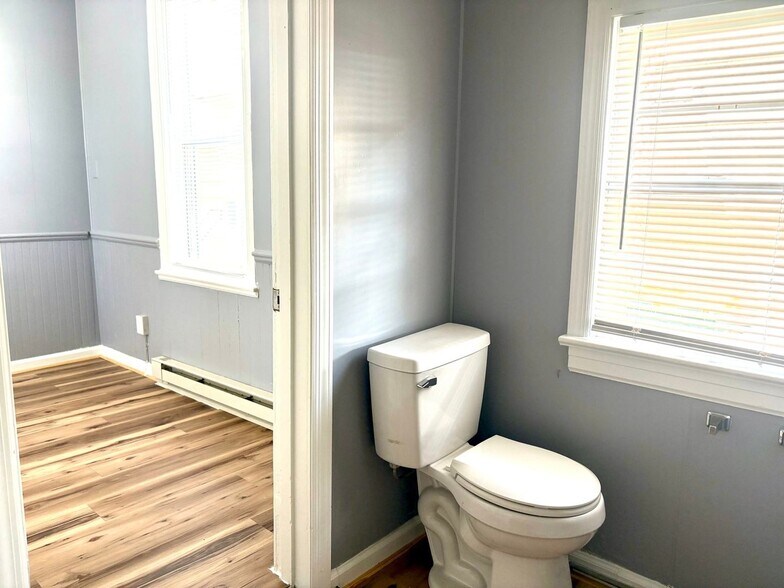 Building Photo - 201 W 5th St