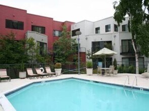 Building Photo - 1 Bed 1 Bath Waterfront Condo Available NO...