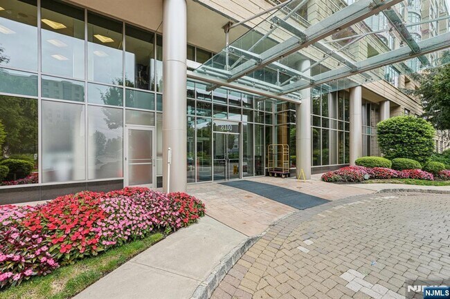 Building Photo - 8100 River 210